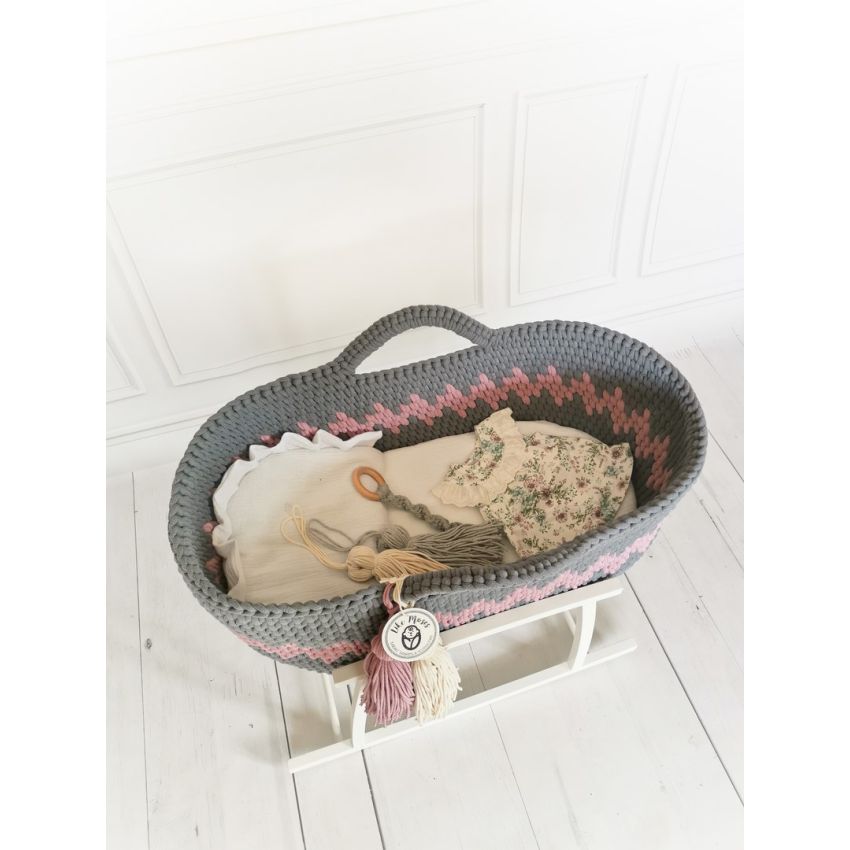 Like Moses - Moseskorb Grau / Pink Zick Zack mit Weisser Bettwäsche