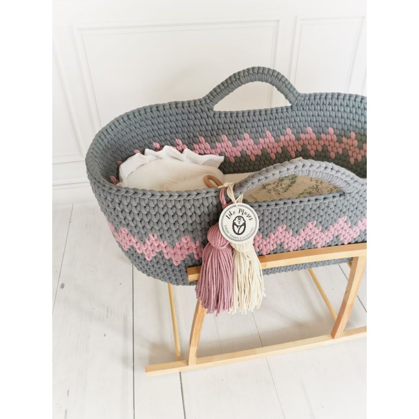 Like Moses - Moseskorb Grau / Pink Zick Zack mit Weisser Bettwäsche