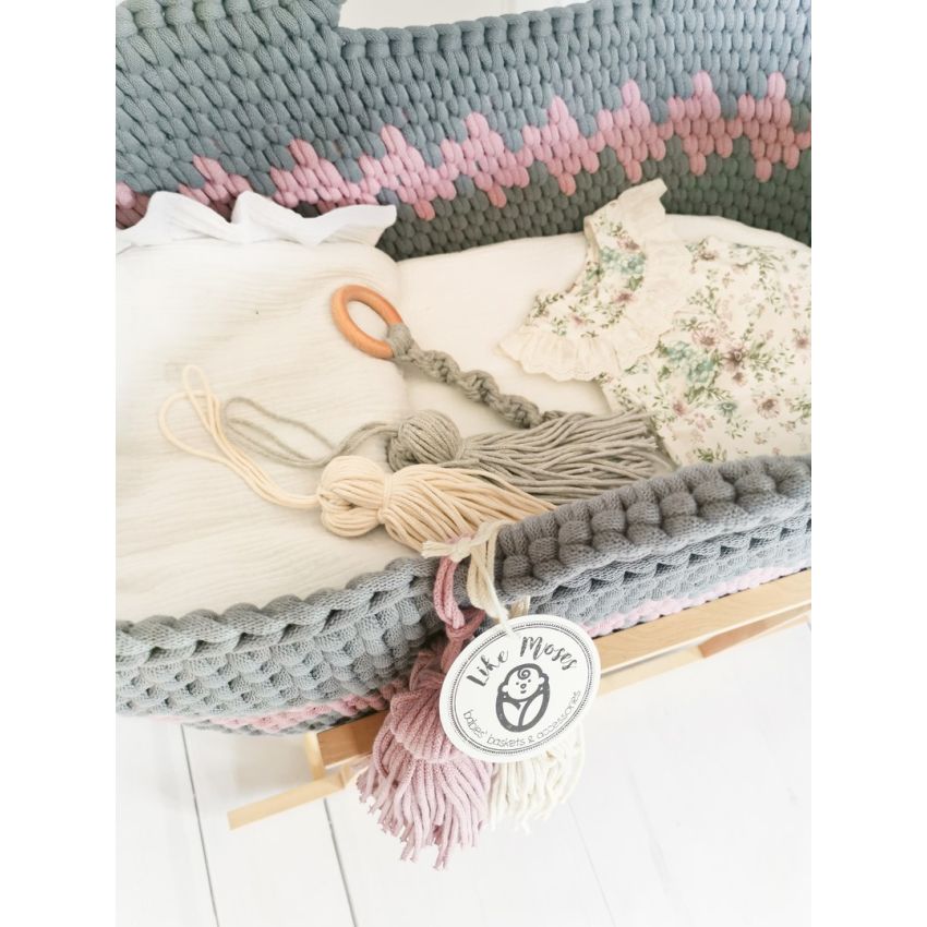 Like Moses - Moseskorb Grau / Pink Zick Zack mit Weisser Bettwäsche