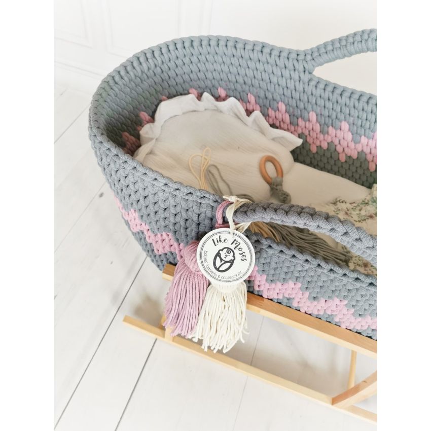 Like Moses - Moseskorb Grau / Pink Zick Zack mit Weisser Bettwäsche