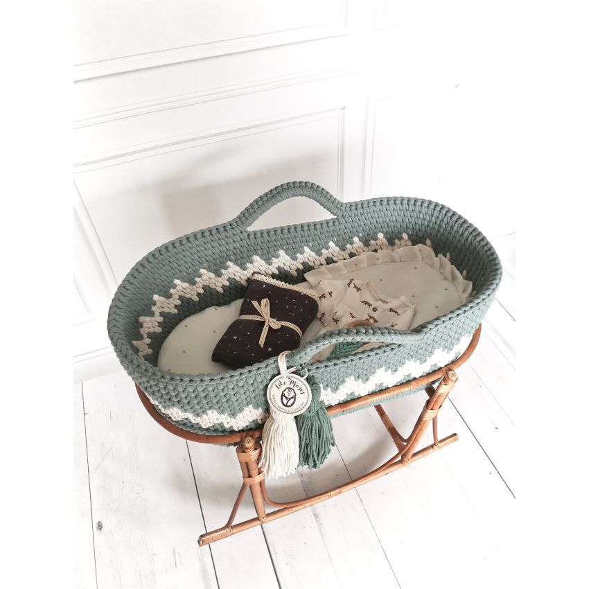 Like Moses - Moseskorb Laurel green Zick Zack mit Bettwäsche und Kissen weiss und goldene Punkte