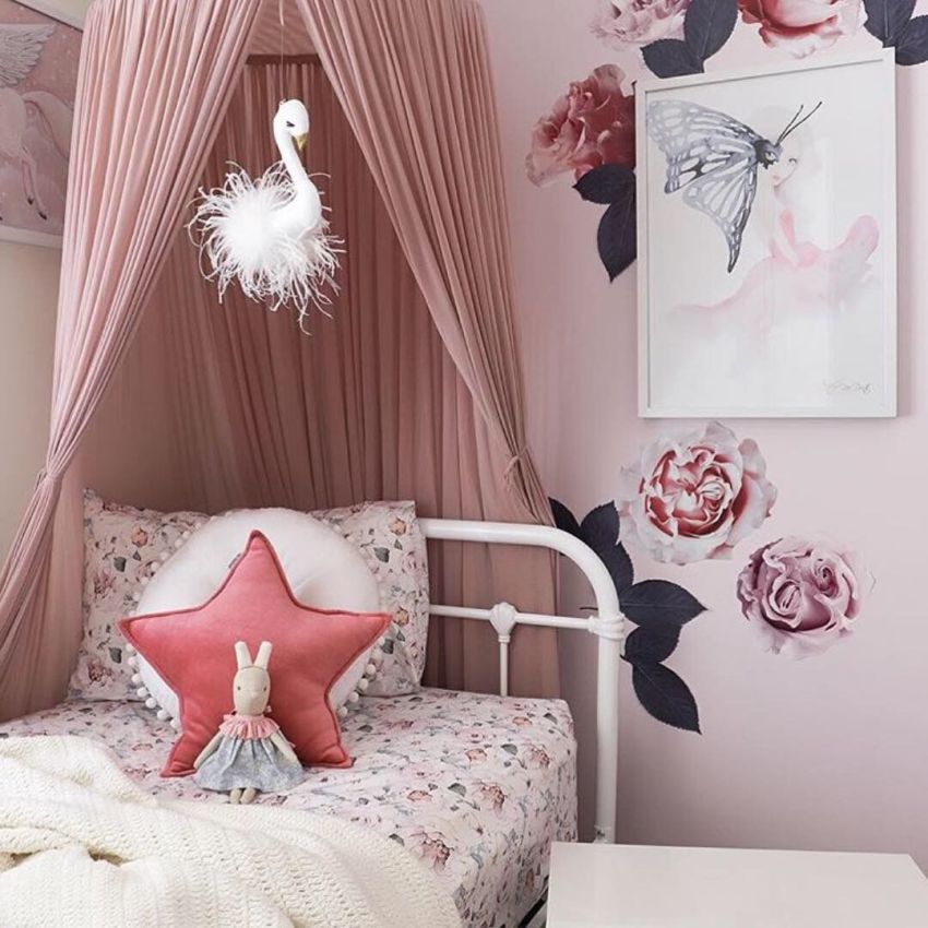 Poppet and Wildflower - Hängender Schwan mit Federn