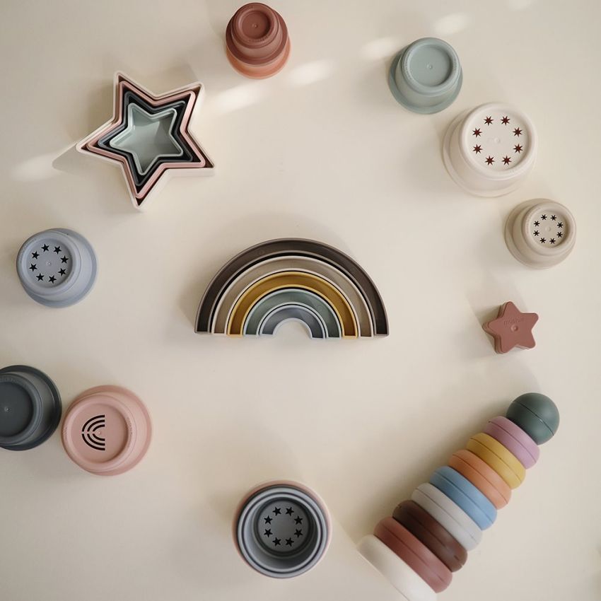 Mushie - Stapel - Regenbogen Hillside