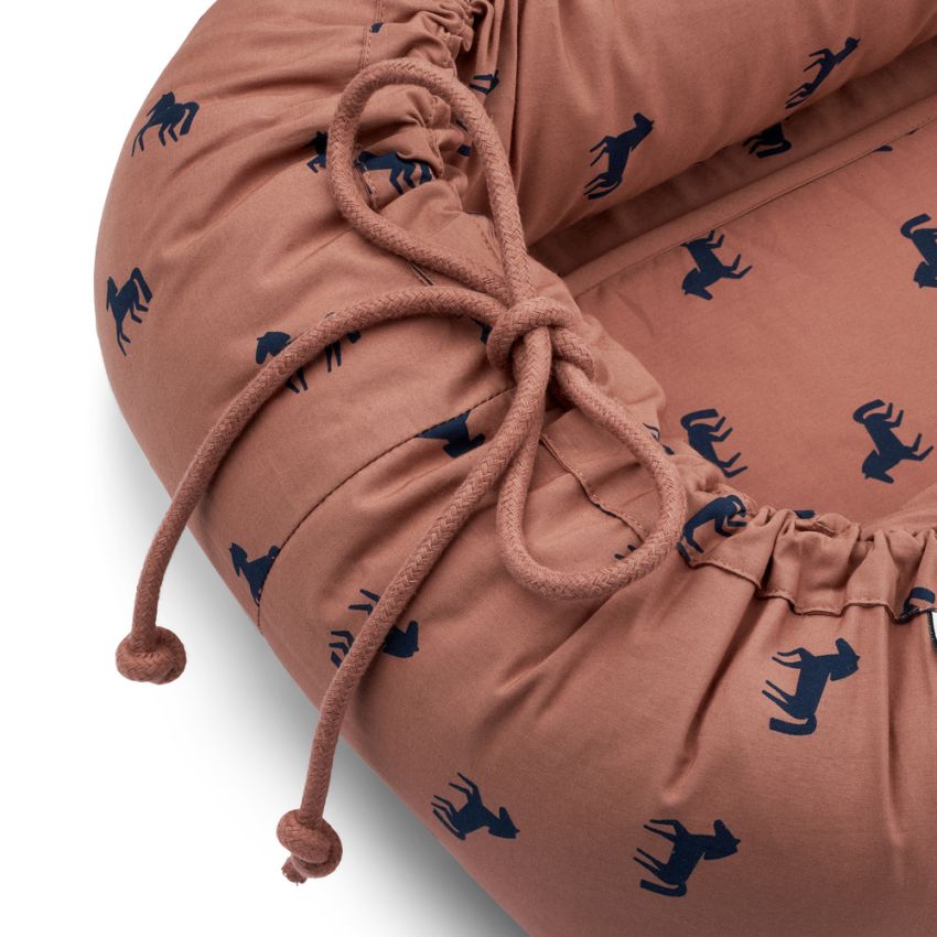 LIEWOOD - Gro Babynest Horses Dark Rosetta