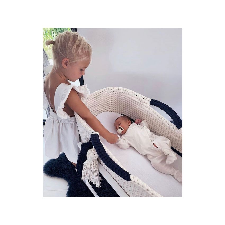 Like Moses - Moseskorb Schwarz - Weiss mit Kissen und Bettwäsche Weiss