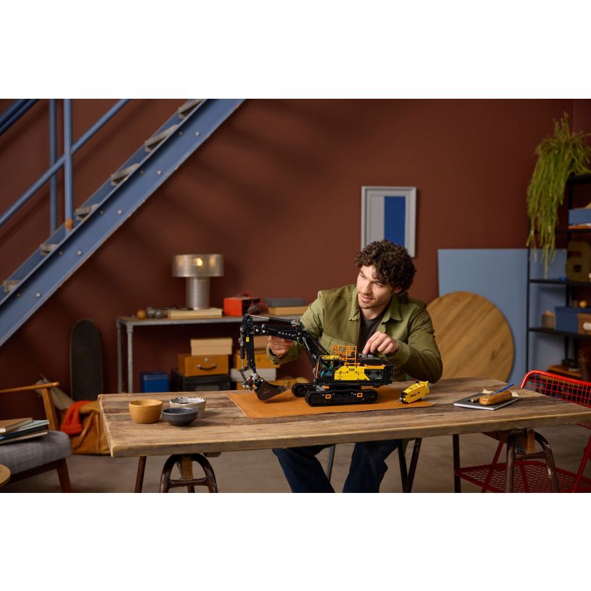 LEGO® Technic 42215 - Volvo EC500 Hybrid Bagger