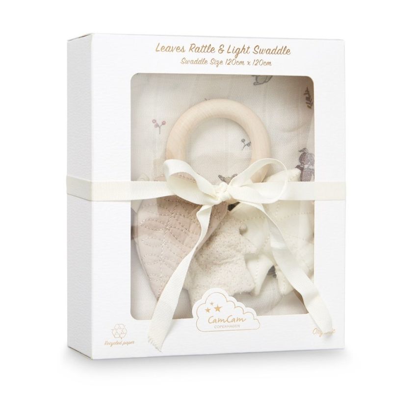 Cam Cam Copenhagen Geschenkbox Muslin und Blätter- Rassel Fawn