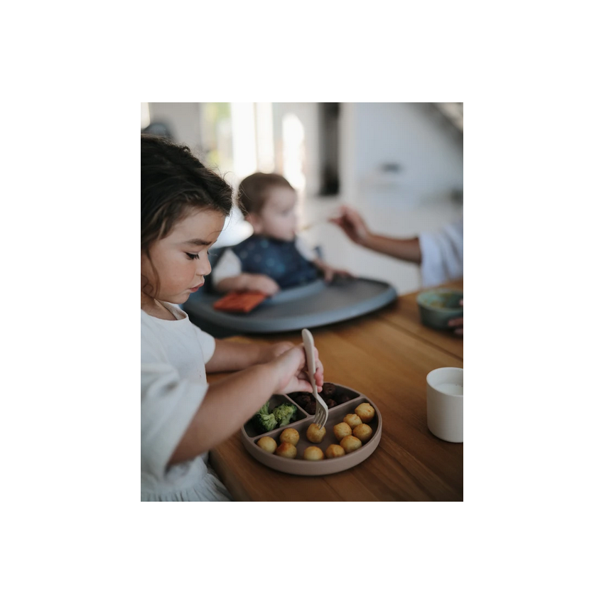 Mushie - Silikon Saugnapf Menüteller Cambridge Blue