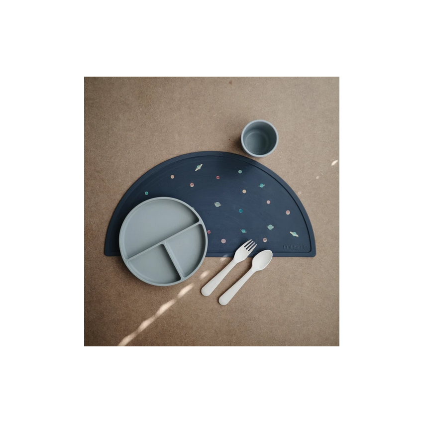 Mushie - Silikon Saugnapf Menüteller Dried Thyme