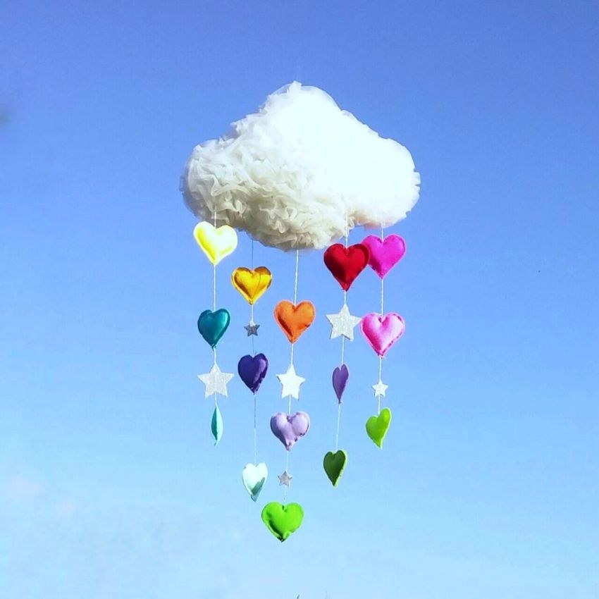 Solo un Sogno - Mobile Traumwolke weiss mit Regenbogen Herzchen