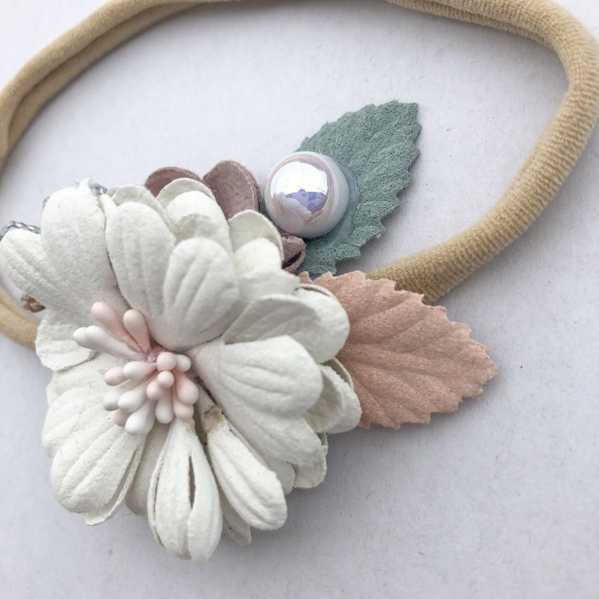 Lunas Treasure - Stirnband Weisse Blüte mit Perle