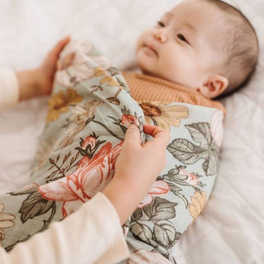 The mini scout - Muslin Swaddle Garden Floral Sea Foam