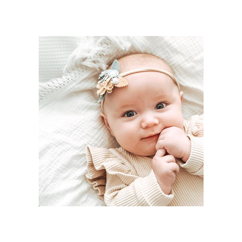 Lunas Treasure - Stirnband Blüte beige mit Perlen