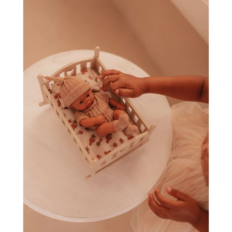 Mrs Ertha - Mini Puppe mit Bett Raspberry